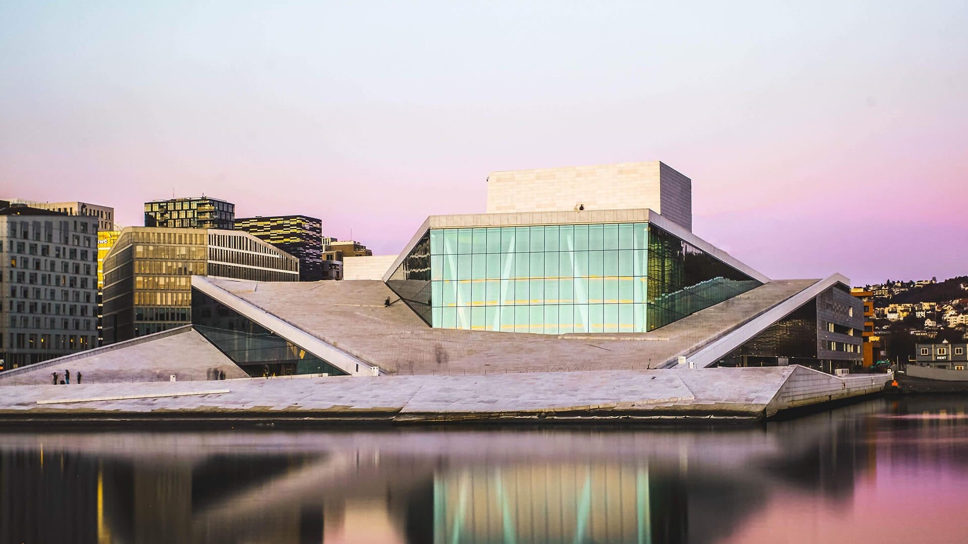 Operahuset i Bjørvika i kveldslys