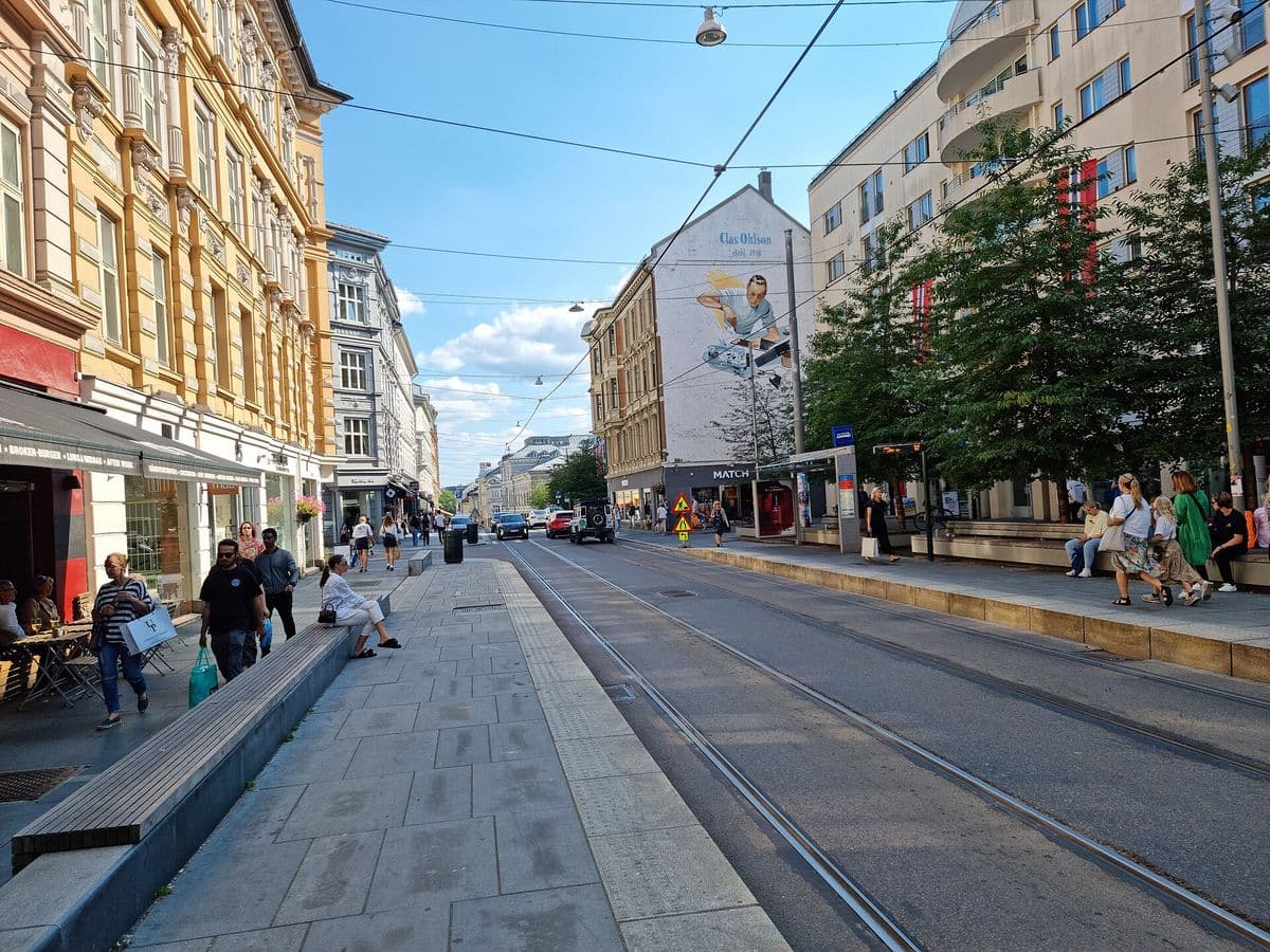 Bogstadveien i Oslo med trikkeskinner og butikker