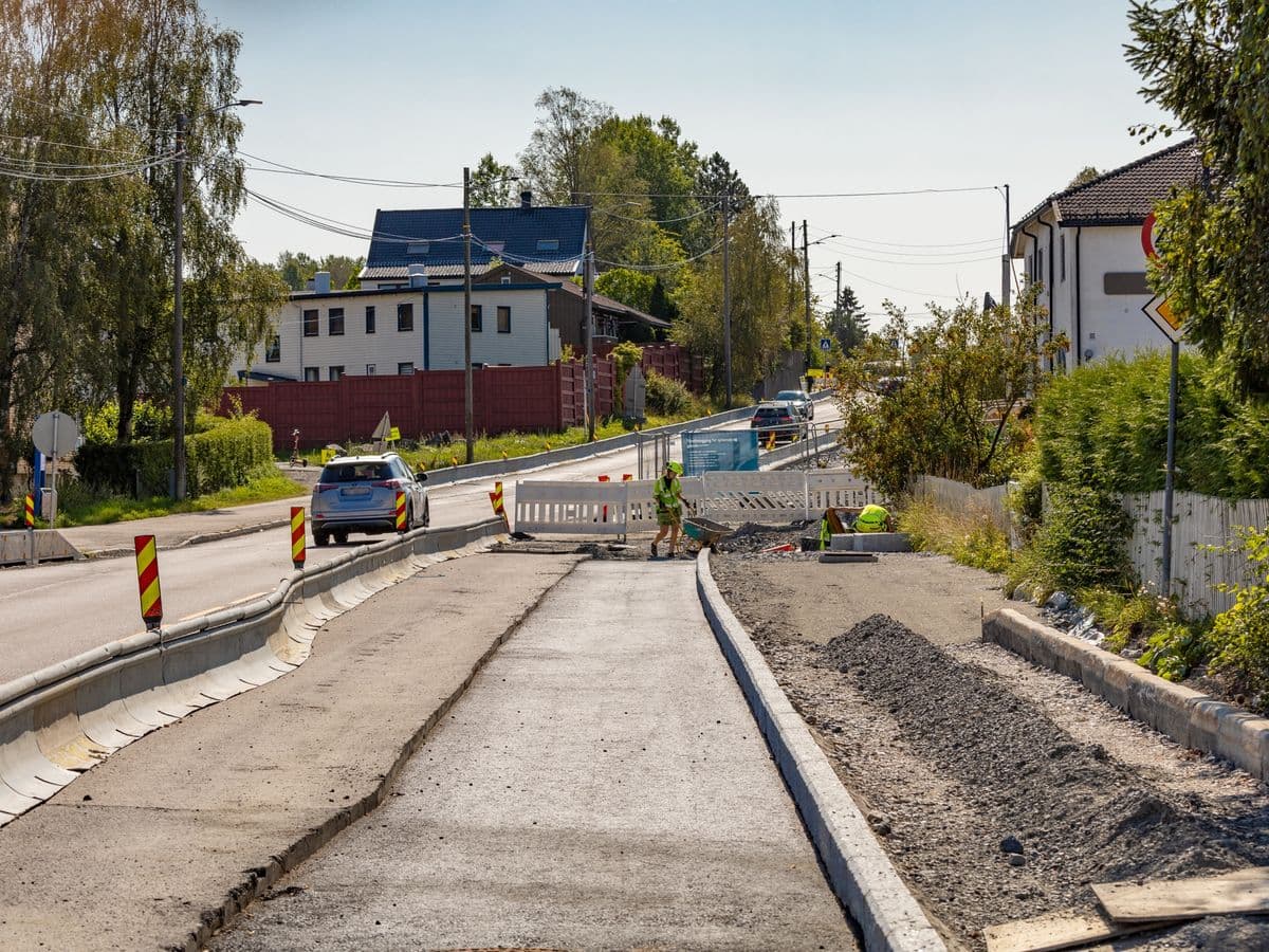 Anleggsarbeid langs vei i boligstrøk