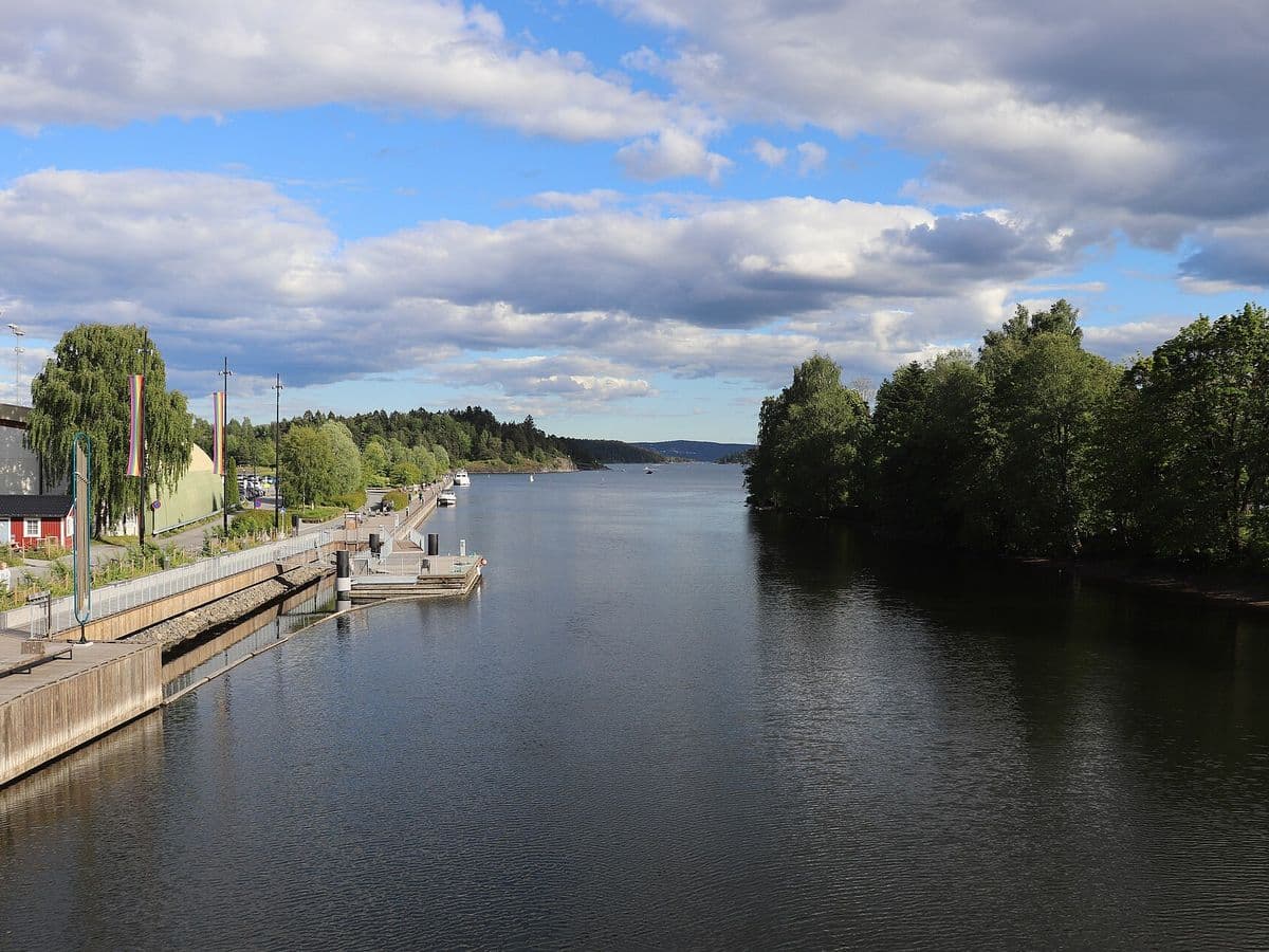 Sandvikselva med elvepromenaden i Sandvika