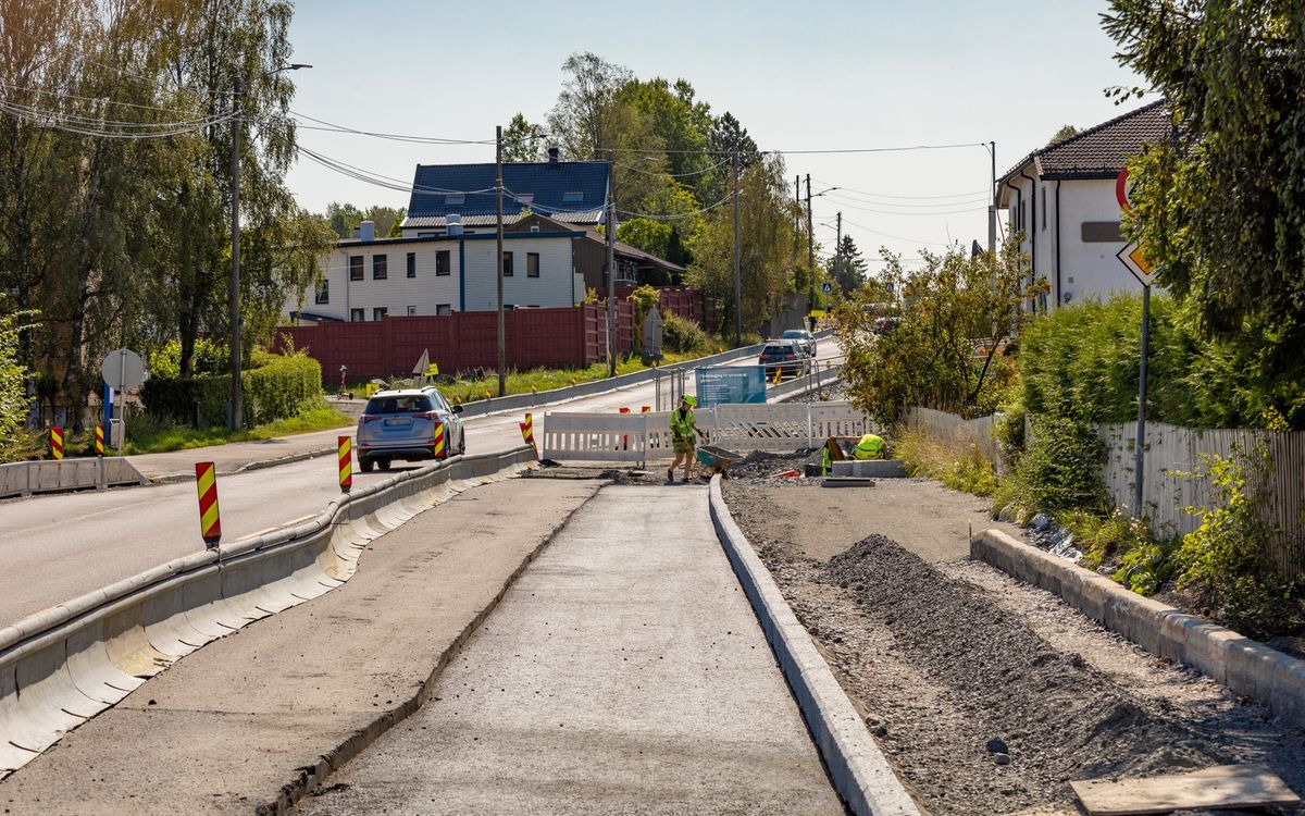 Grøftearbeid langs vei i boligstrøk